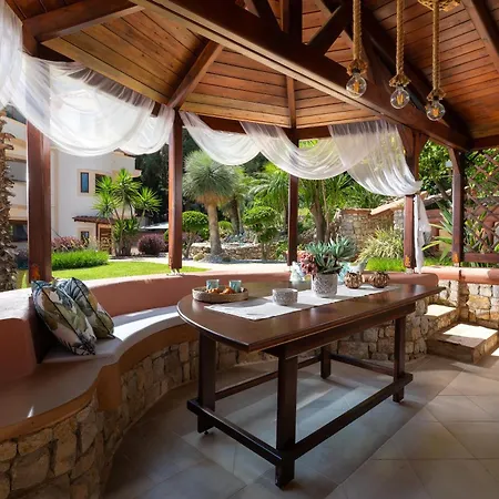 Amarilia House *