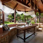 Amarilia House *